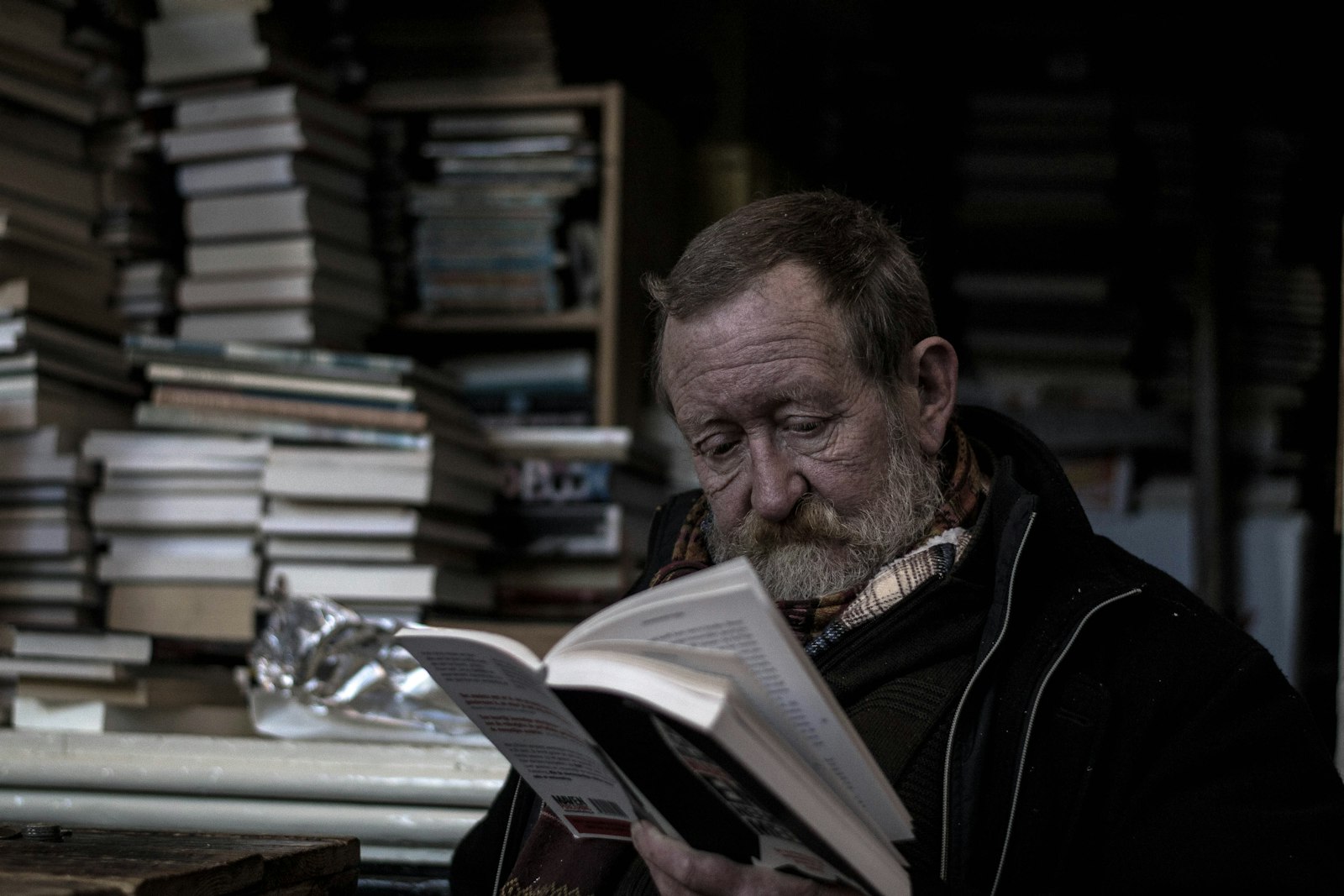 Nikon D3100 + Nikon AF-S Nikkor 50mm F1.8G sample photo. Man reading a books photography