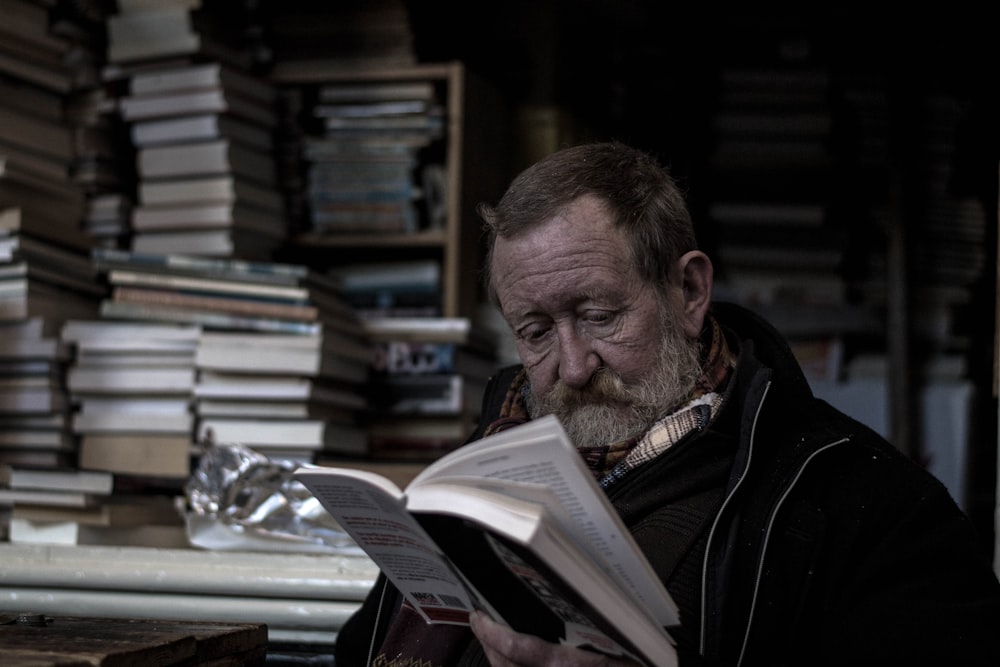 hombre leyendo un libro