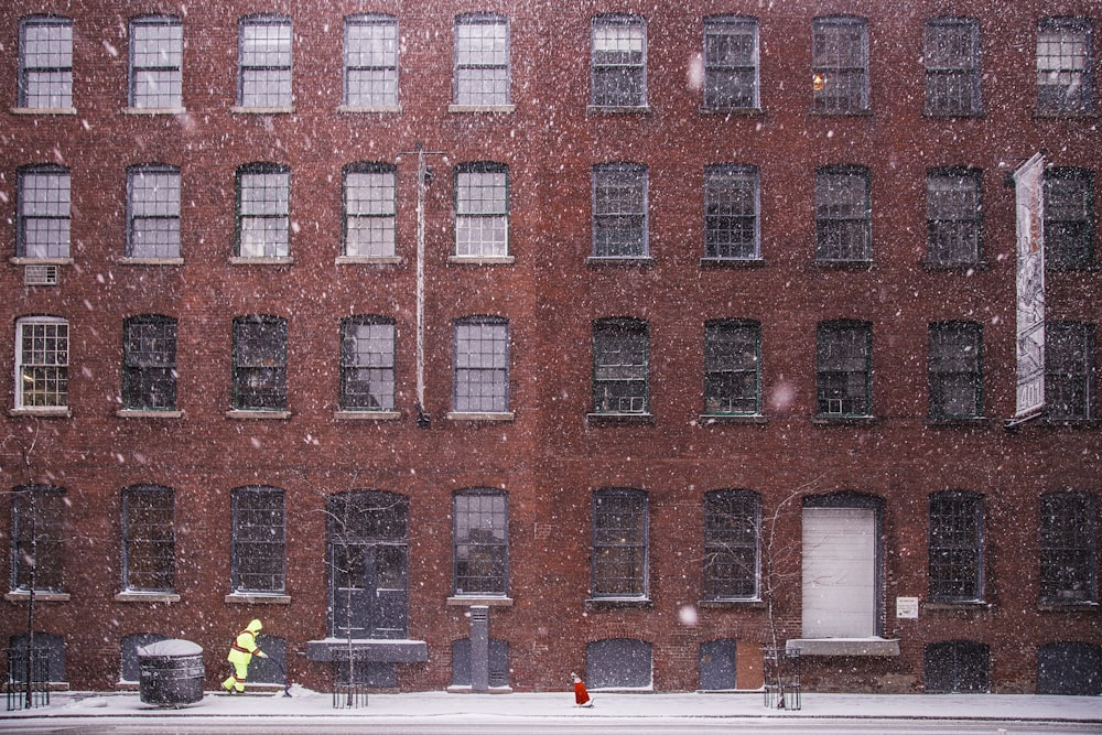 Edificio de almacenamiento de hormigón marrón