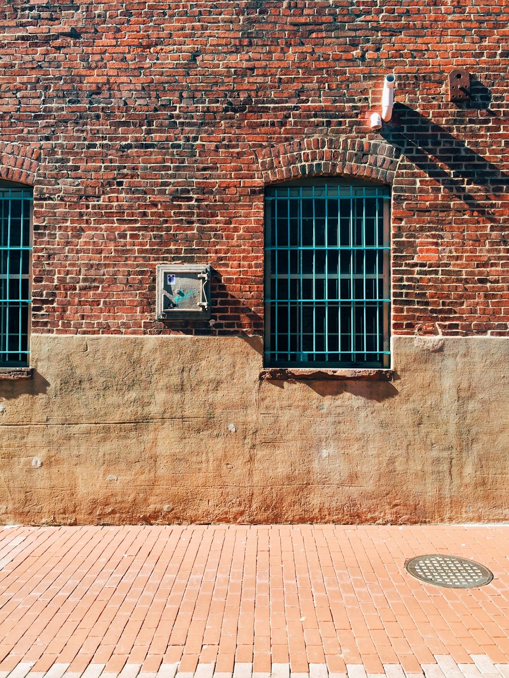 Fenêtre en métal noir sur mur de briques brunes