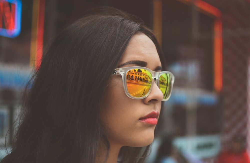 Femme portant des lunettes de soleil néo-chromes avec des montures grises