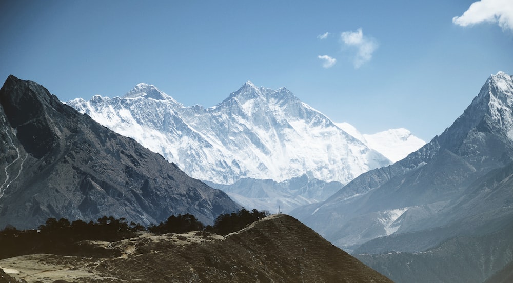 Tagsüber schneebedeckte Berge