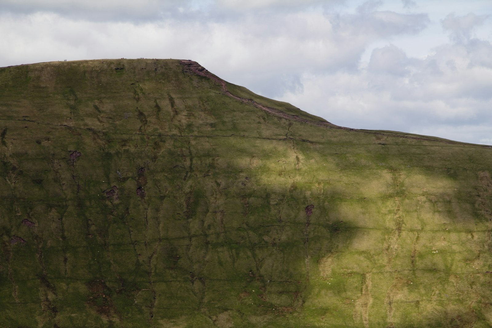 Canon EF-S 18-135mm F3.5-5.6 IS sample photo. Mountain under cloudy skies photography