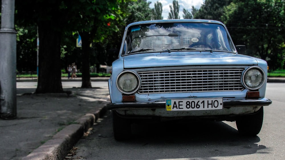 Voiture bleue classique sur la route