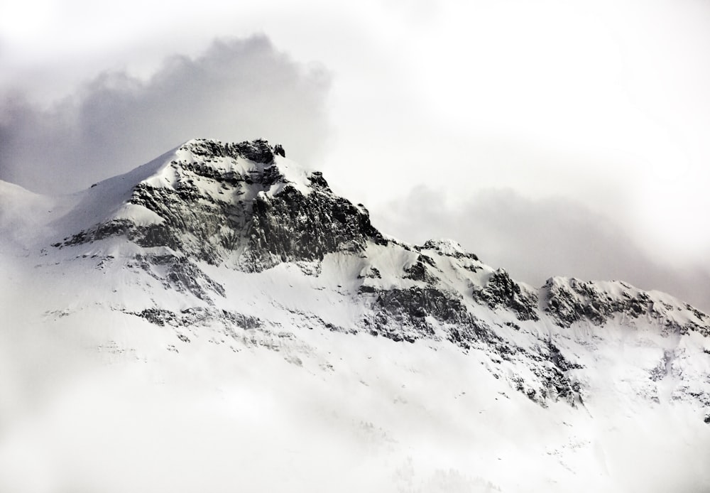 montagne glaciaire sous ciel blanc