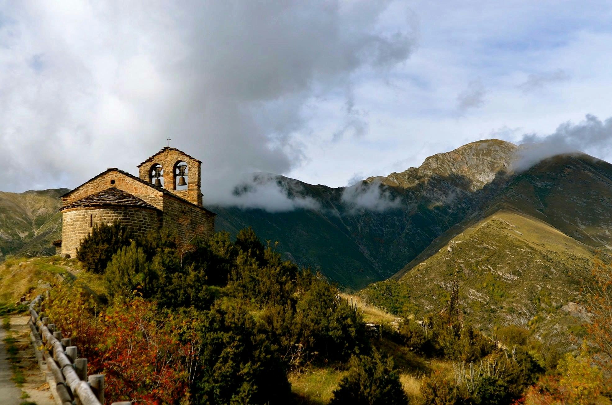 Free Unsplash photo from Santi Ruiz