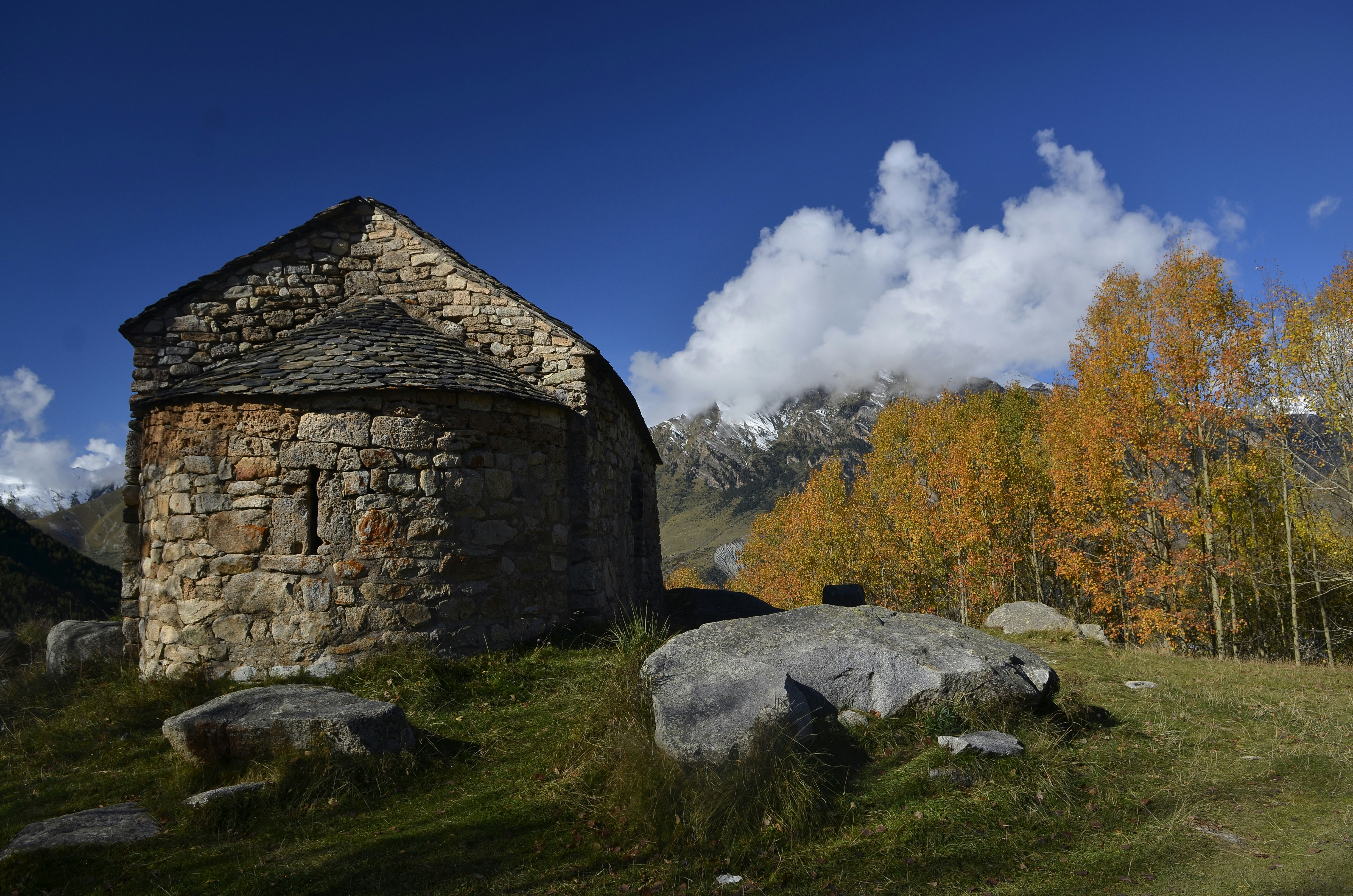 Free Unsplash photo from Santi Ruiz