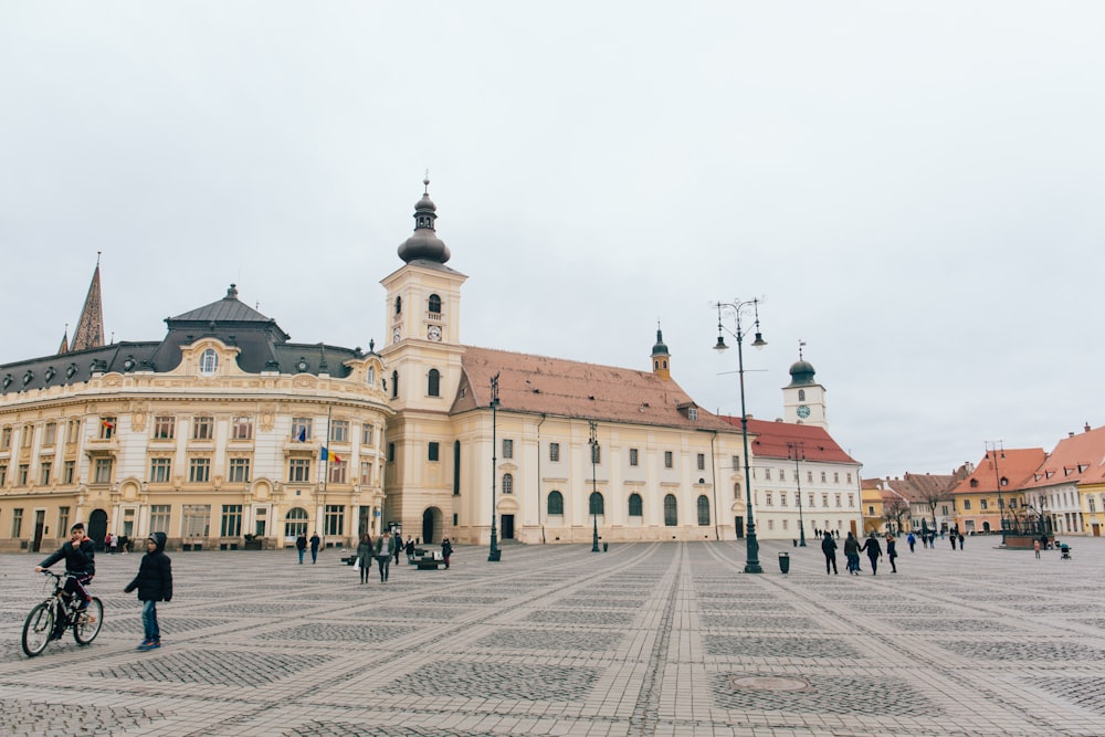 Gebäude aus beigefarbenem und grauem Beton