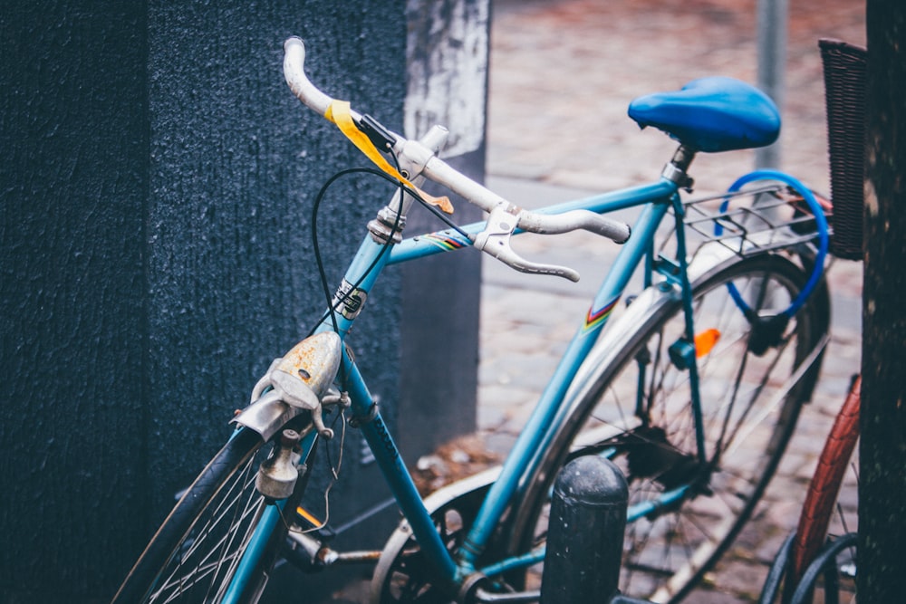 Bicicleta urbana verde azulado