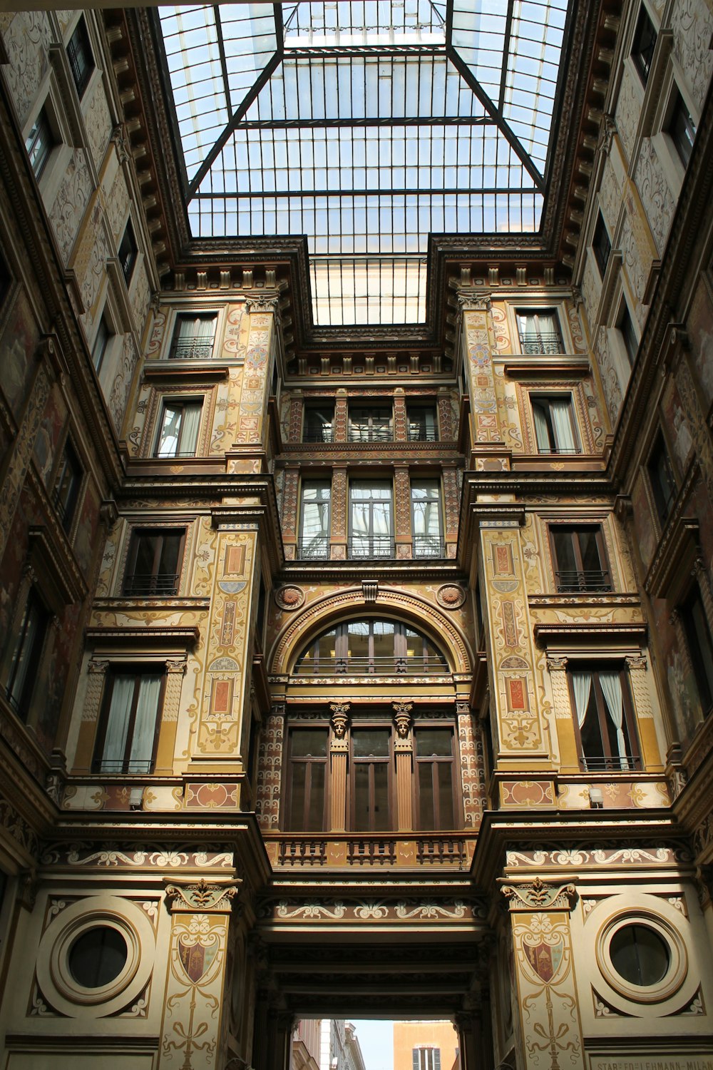 茶色のコンクリートの建物内部の写真