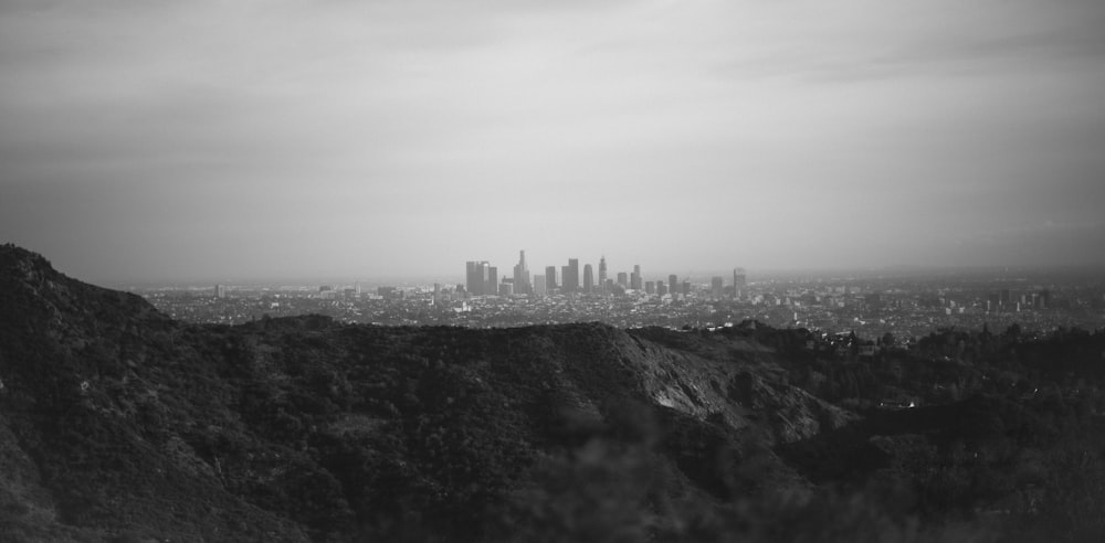 Una foto en blanco y negro del horizonte de una ciudad