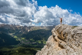 woman standing on mountain promoting the free 15 minute consult for nutrition counseling