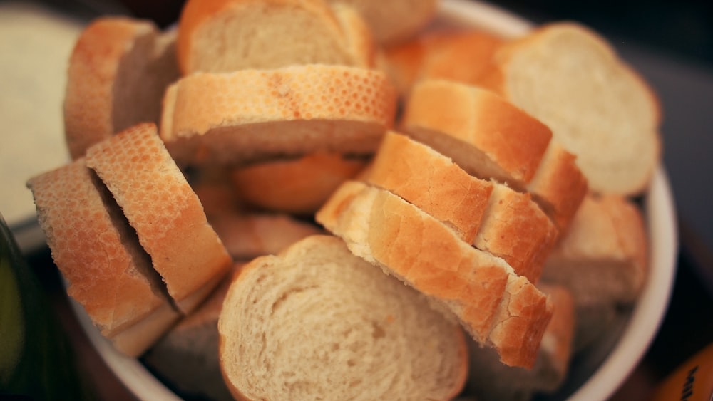 Laib Brot auf Schüssel
