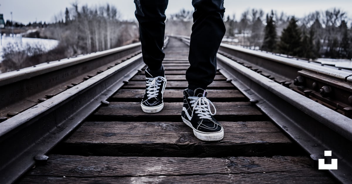 vans track الفضل person wearing pair of black-and-white Vans Old Skool shoes ... الفضل