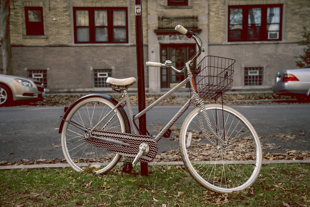 上の芝生と道路の近くの灰色の自転車