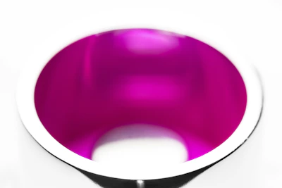 A shiny aluminum mug with a bright, personalized print reflecting light