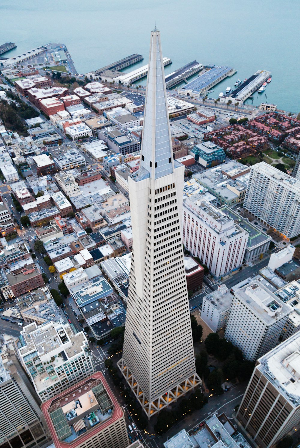 Blick aus der Vogelperspektive auf den weißen und grauen Turm