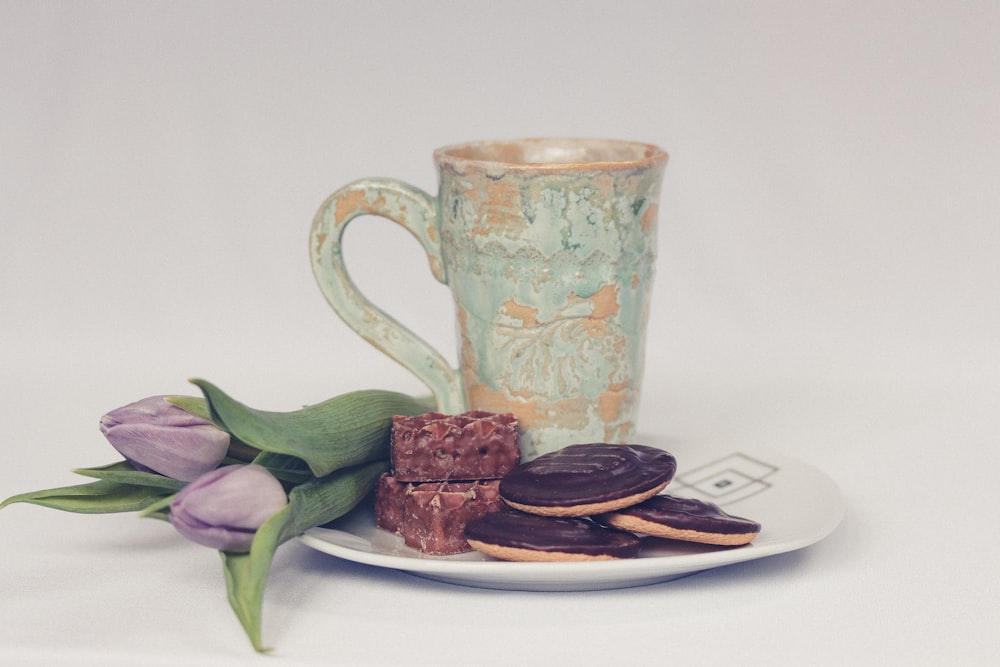 galletas al lado de la taza de cerámica