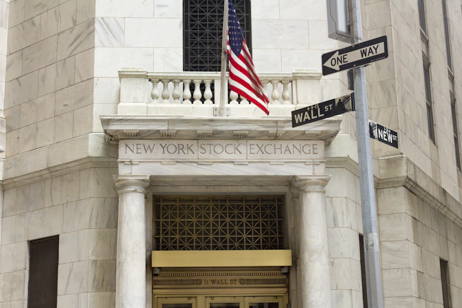 வால் ஸ்ட்ரீட் - நியூயார்க் பங்குச்சந்தை (NYSE) கட்டிடம்