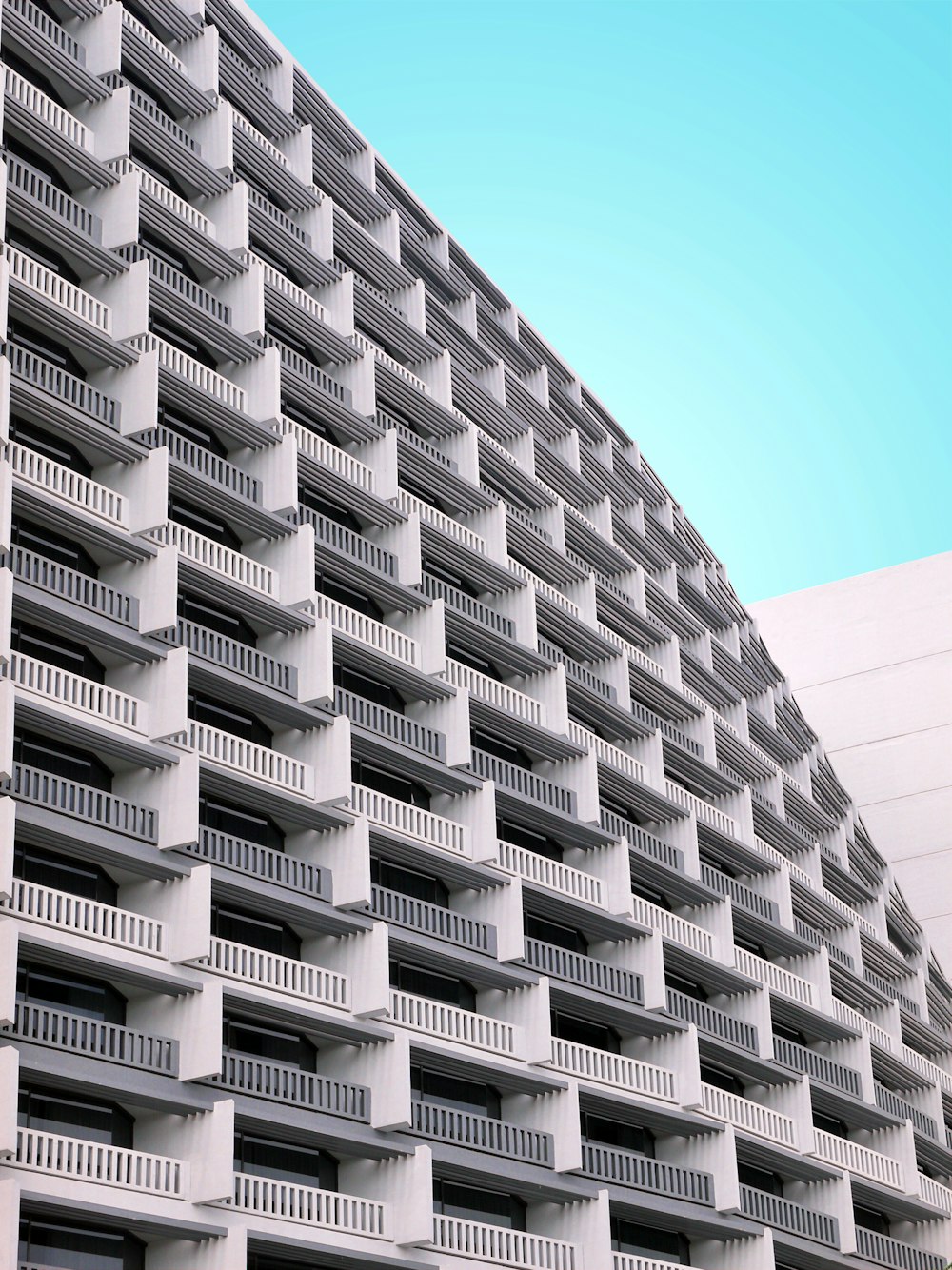 edifício de concreto branco com terraços