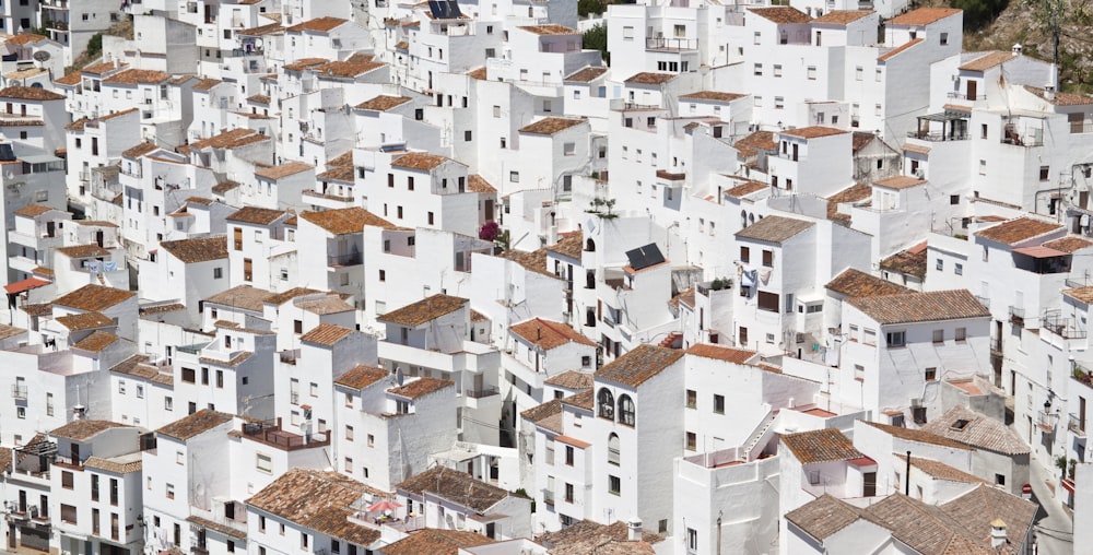 fotografia aérea de casas brancas