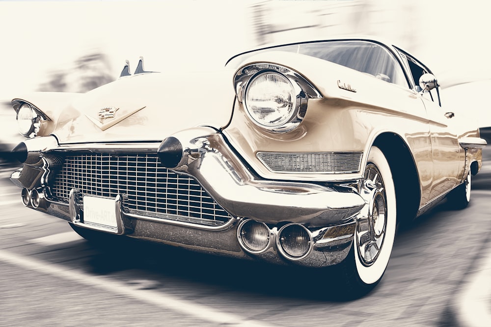 carro vintage dourado na fotografia macro shot