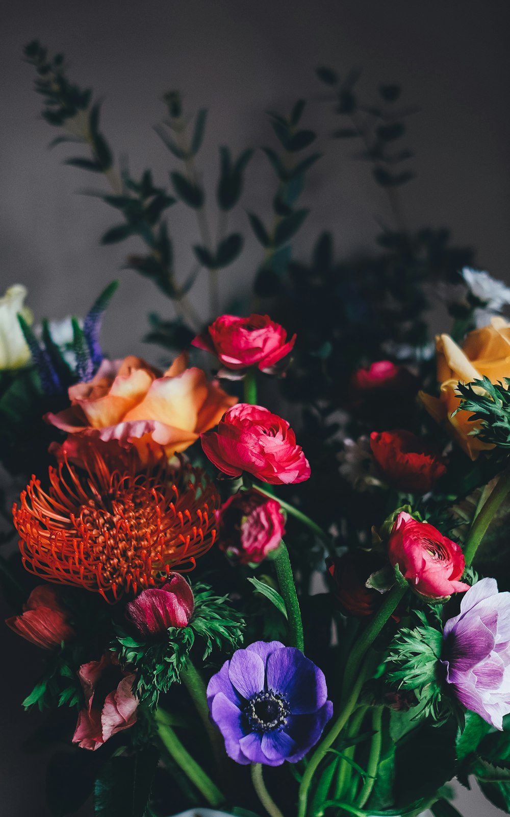 Centro de mesa de flores de pétalos variados dentro de la habitación