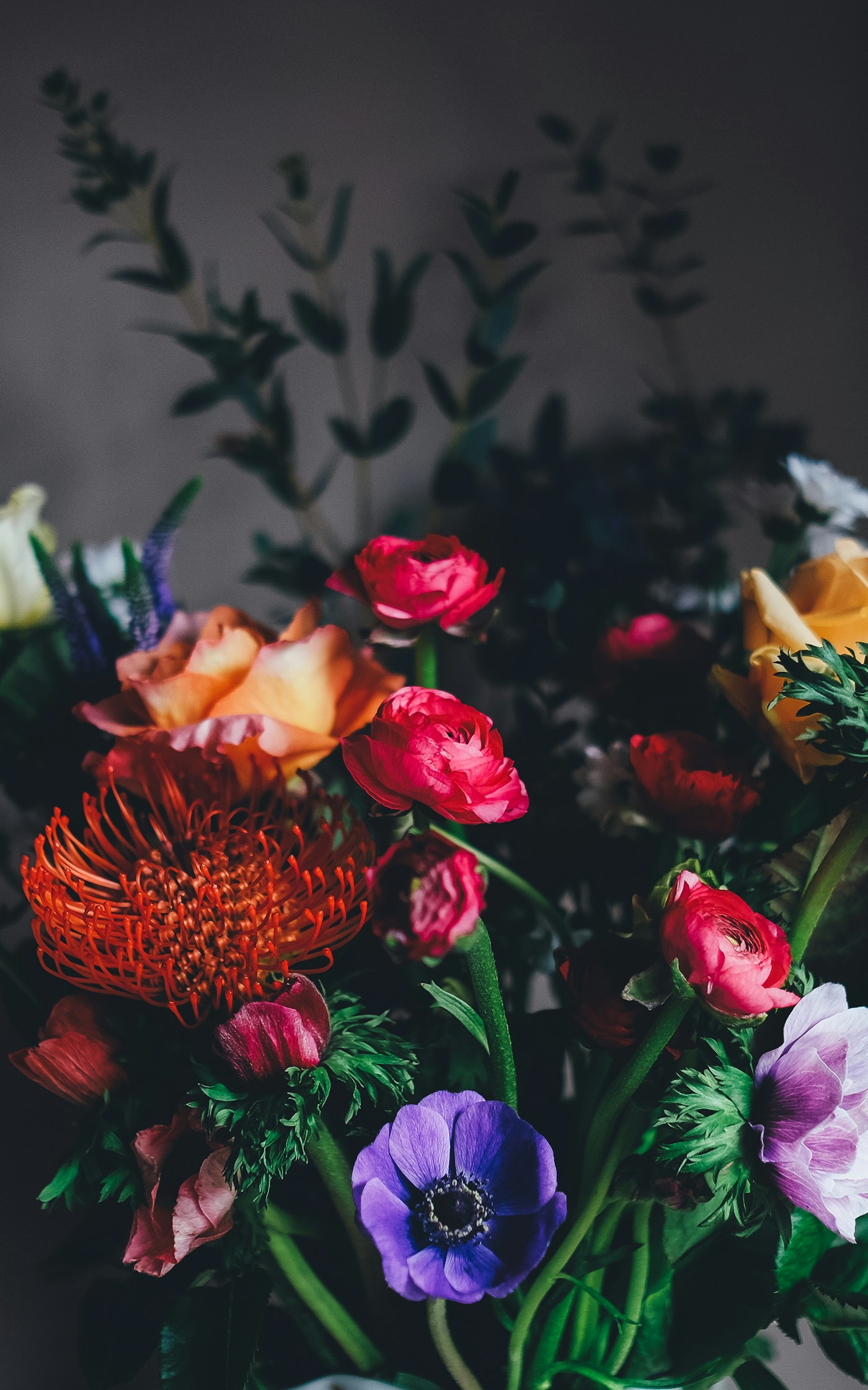 Floristka připravuje kytici