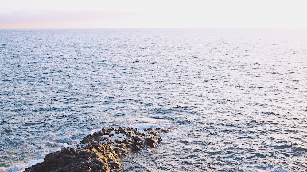 Formation rocheuse sur la mer pendant la journée