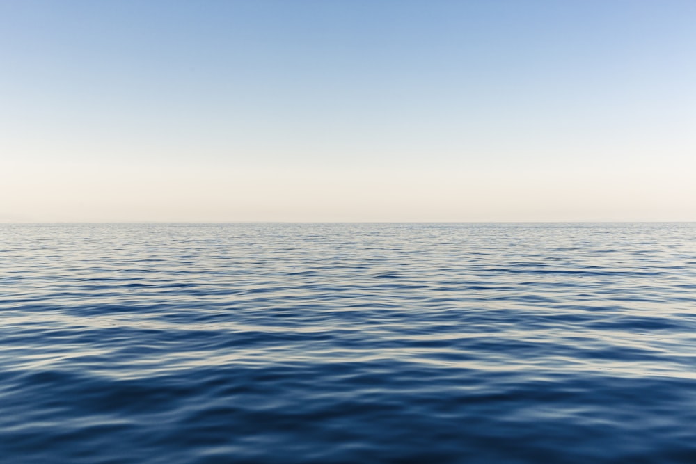 昼間の青い海水