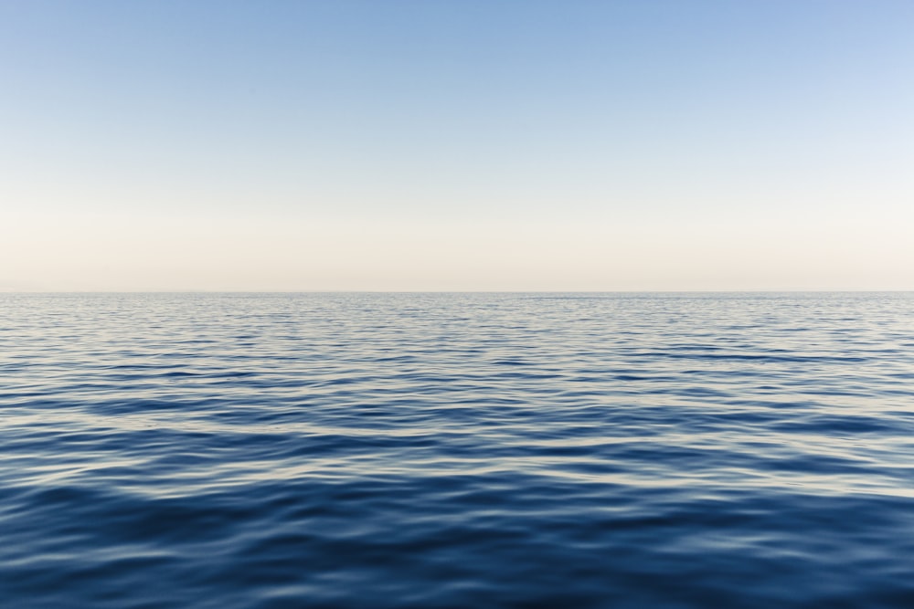 água azul do oceano durante o dia