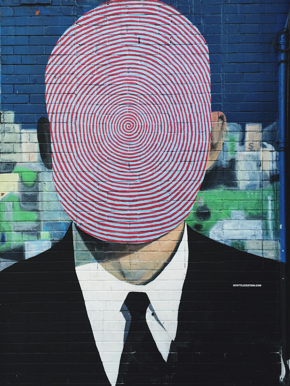 Un uomo d'affari con un'impronta digitale stampata sulla testa.