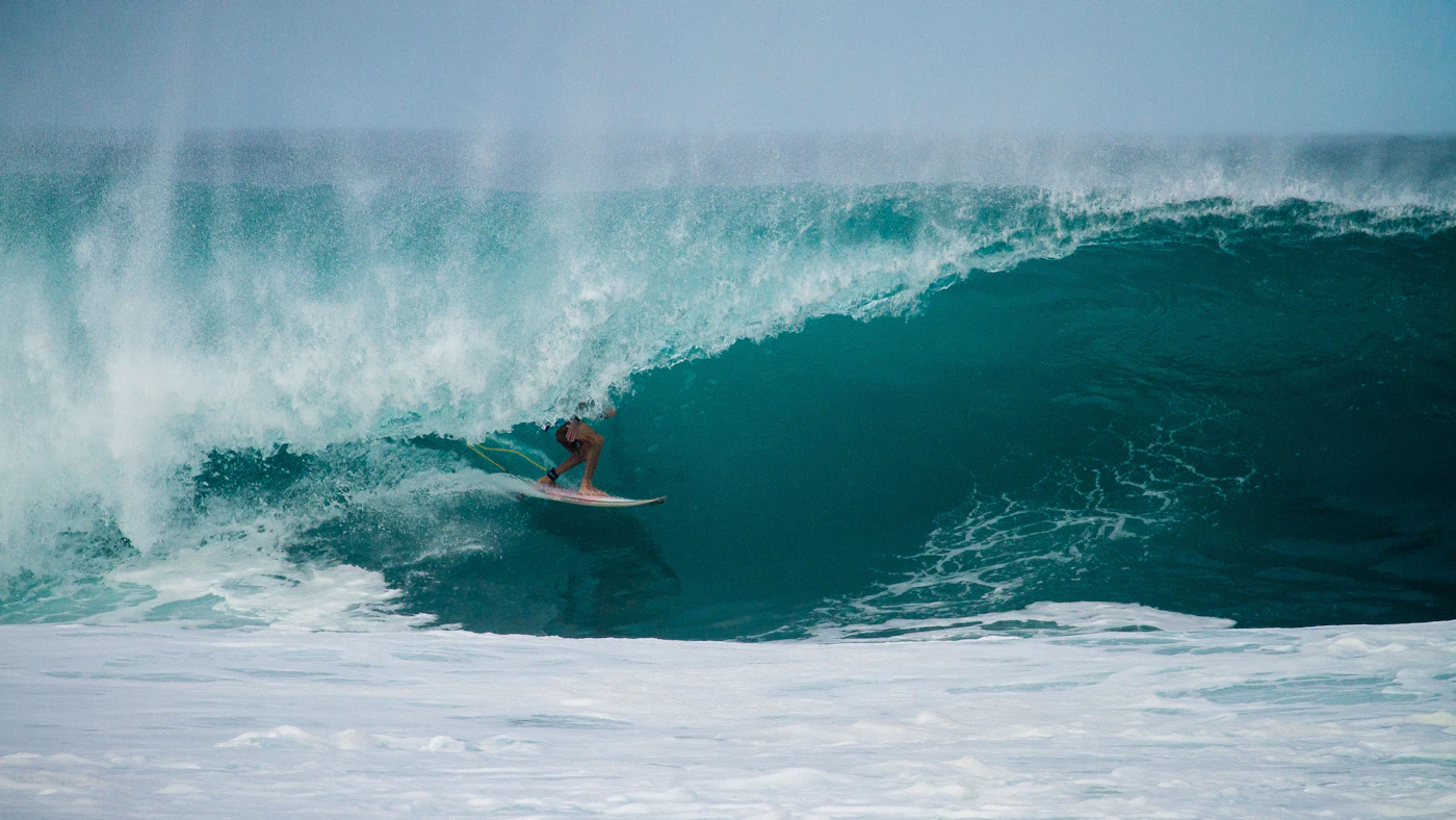 Die berühmte hohle Welle von Teahupo'o an der Südküste von Tahiti Iti