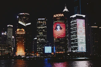 香港国际大都市夜景，映照银和集团总部大楼灯光辉煌