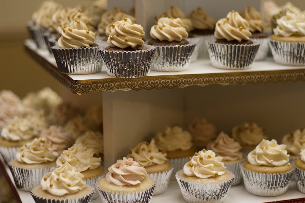 Photo de mise au point sélective de cupcakes à 2 niveaux