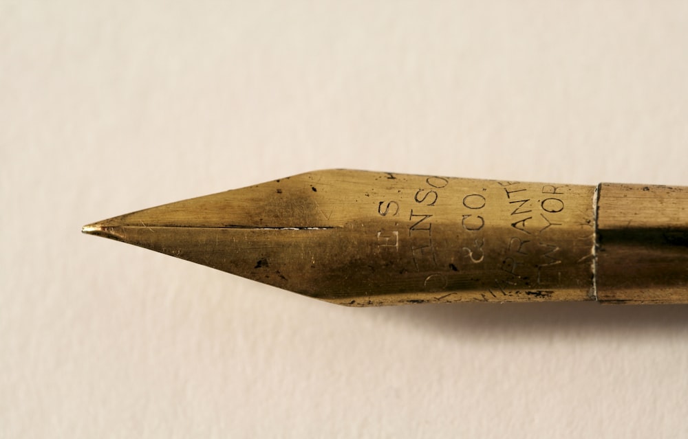 foto ravvicinata della penna stilografica d'oro