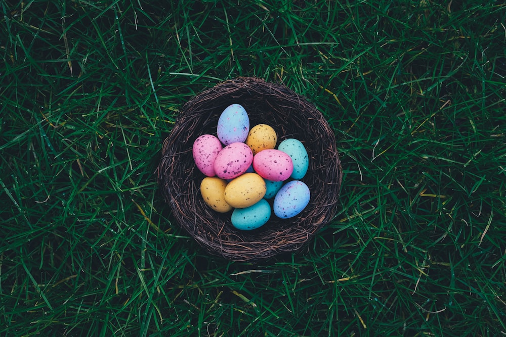 Huevos de Pascua en nido marrón