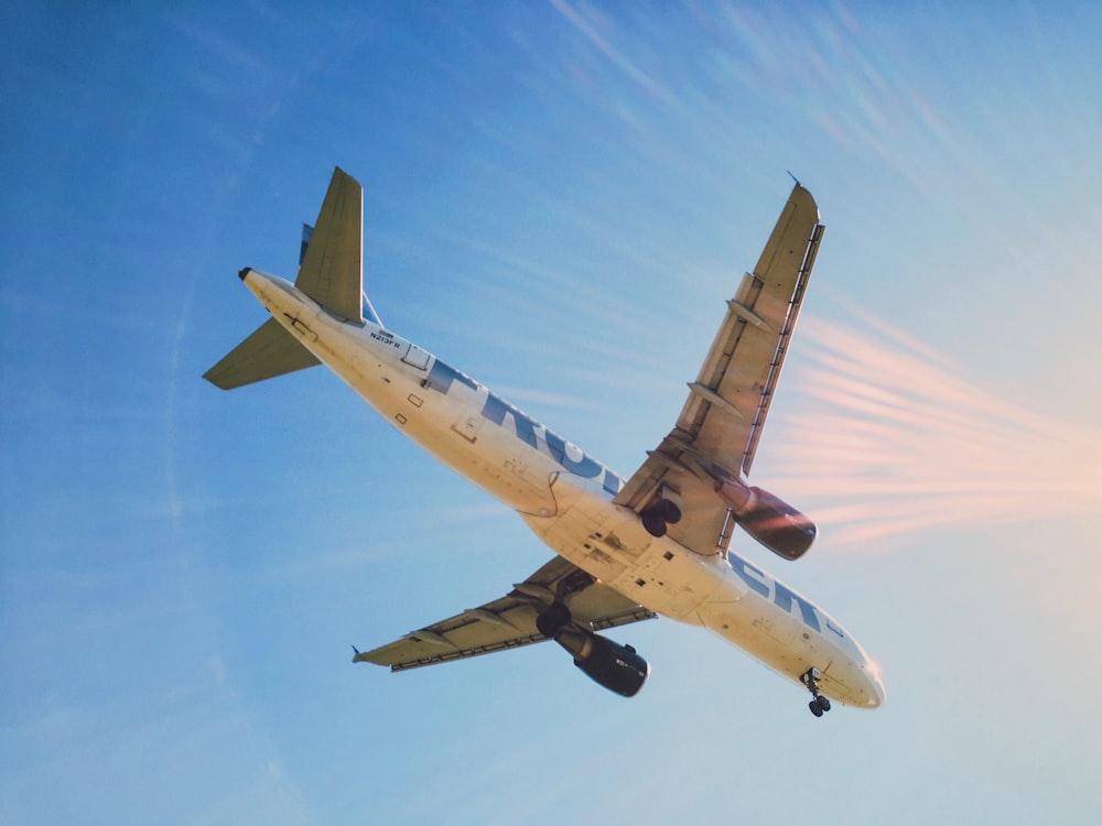 avião branco e azul sob o céu azul durante o dia