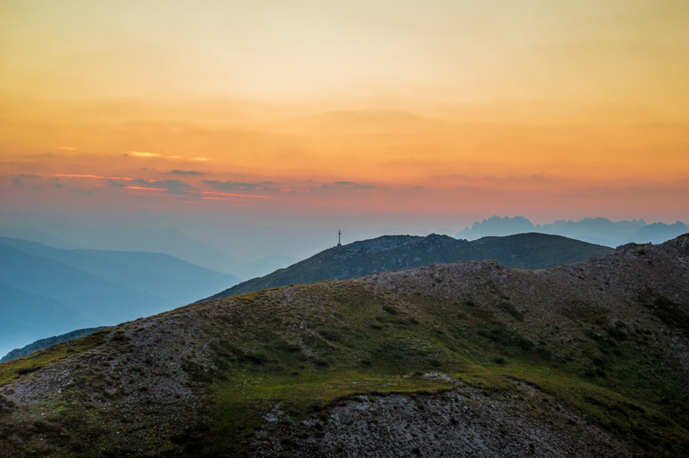 Montagne verdi all'ora d'oro