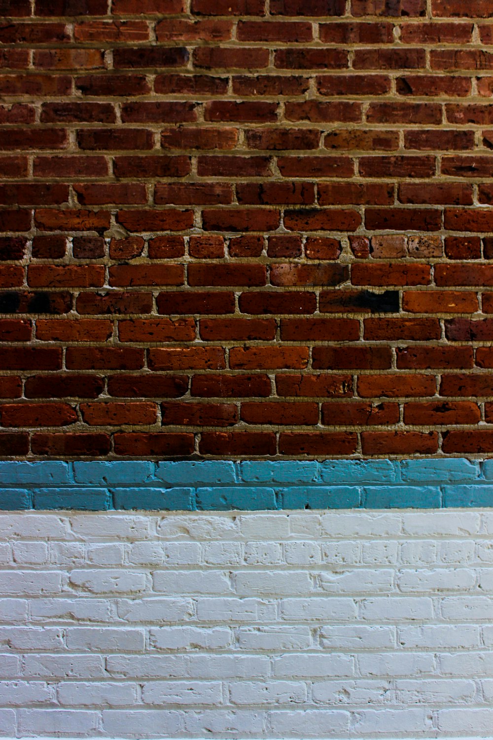 Pared de ladrillo blanco y marrón