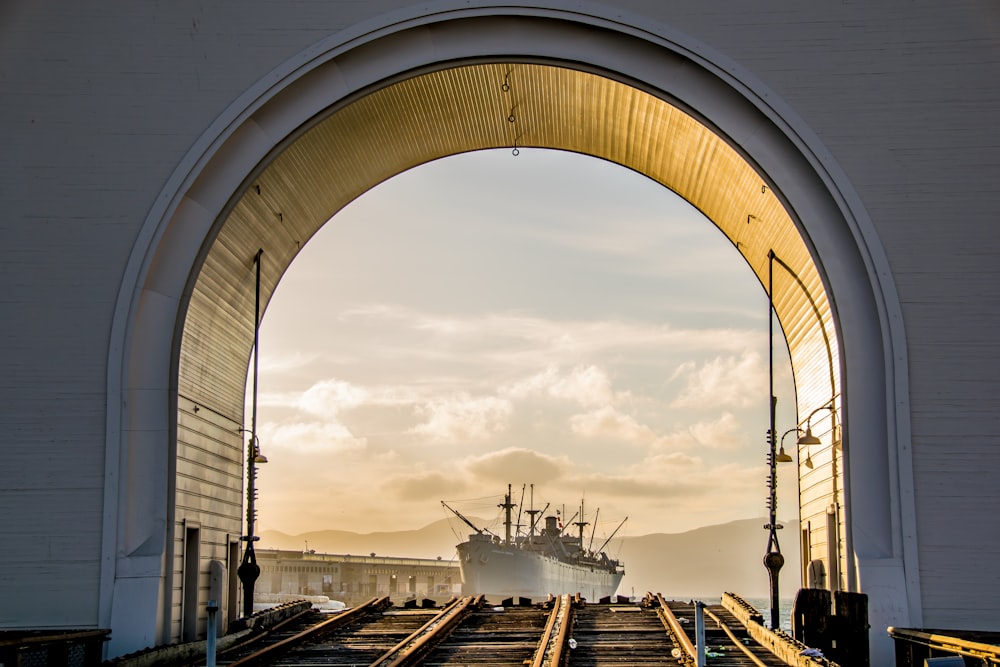 navio perto do túnel durante o dia