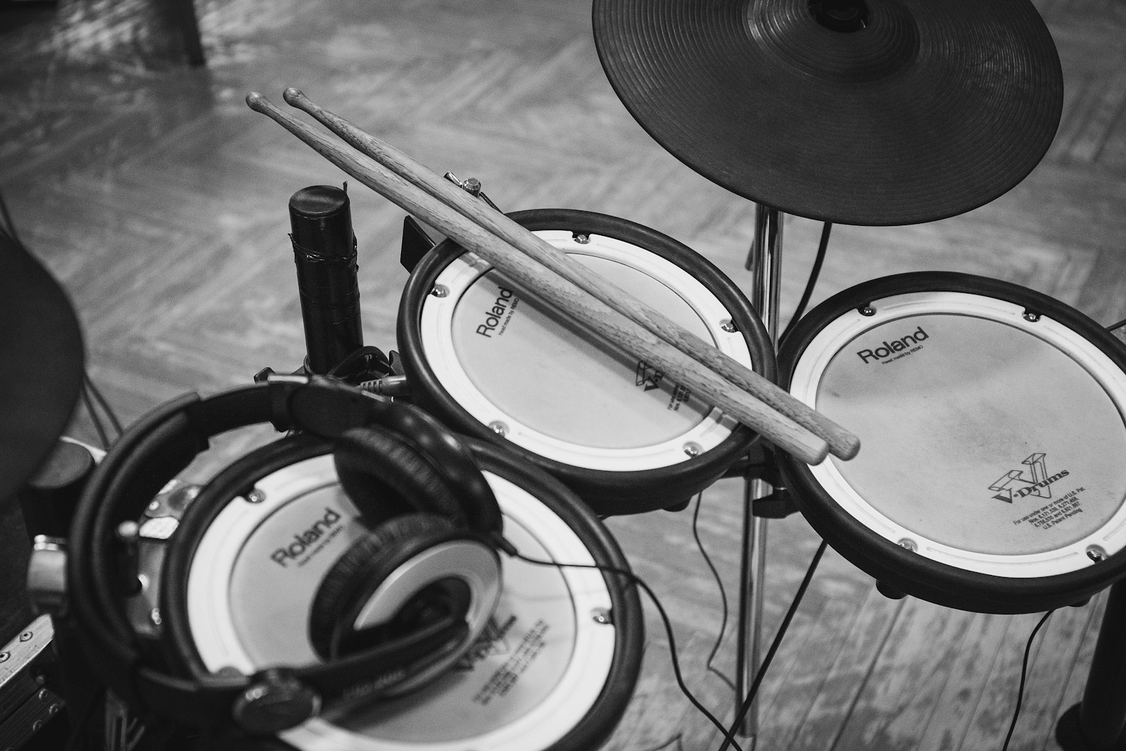 Canon EOS 6D + Canon EF 24-70mm F4L IS USM sample photo. Grayscale photo of drumsticks photography