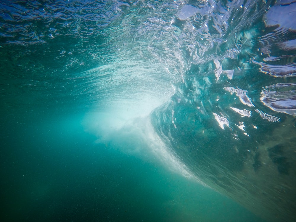 Una imagen de agua azul del océano.