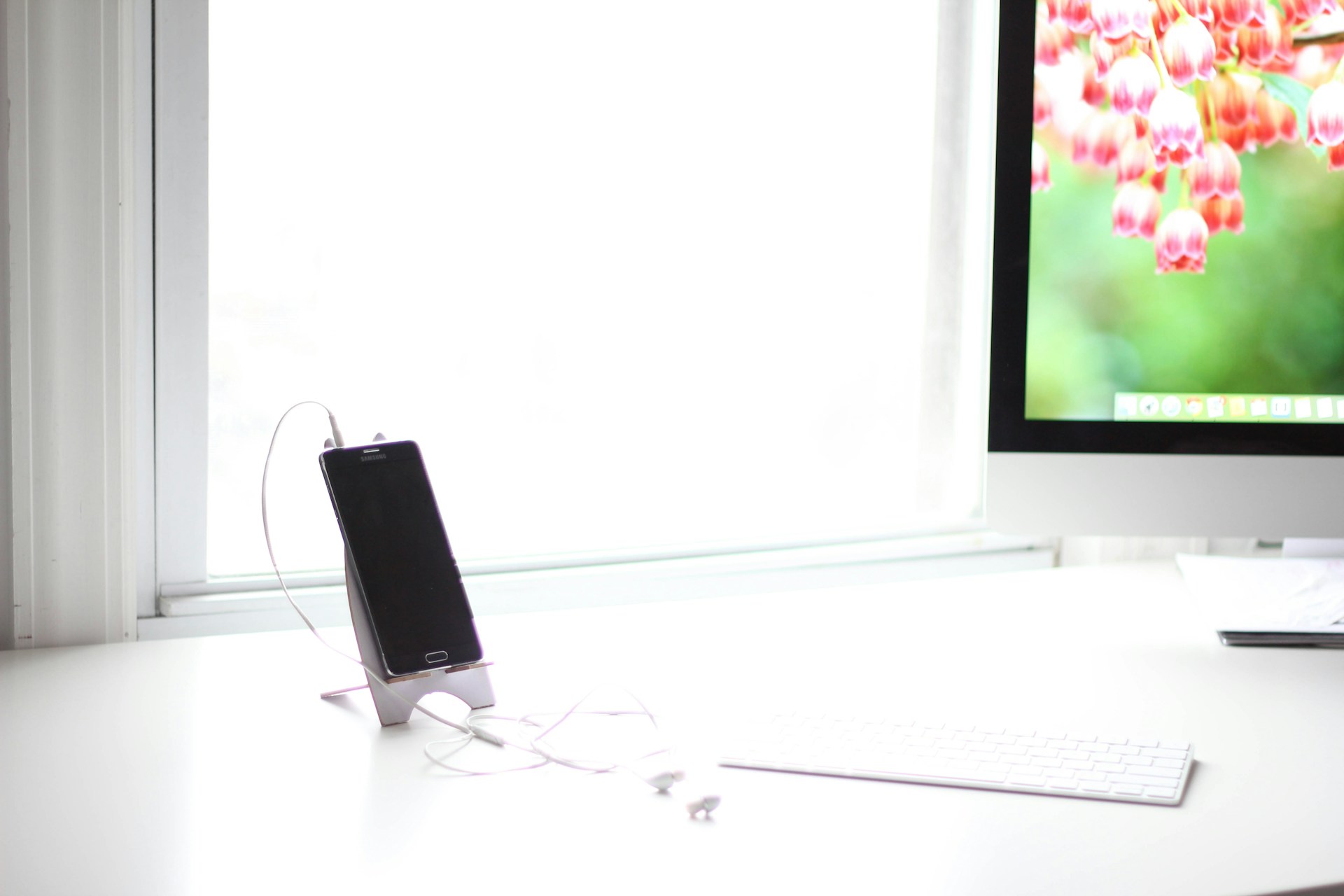 gray computer monitor