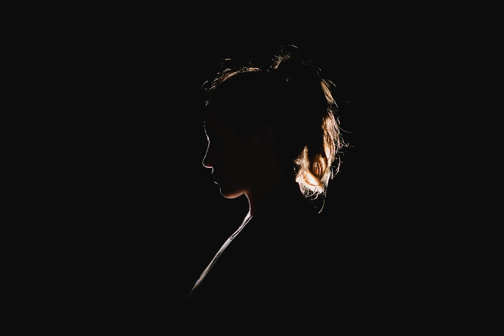 une silhouette noire d’une femme