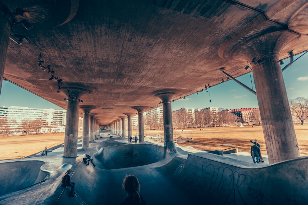 Pasillo marrón cerca de edificios