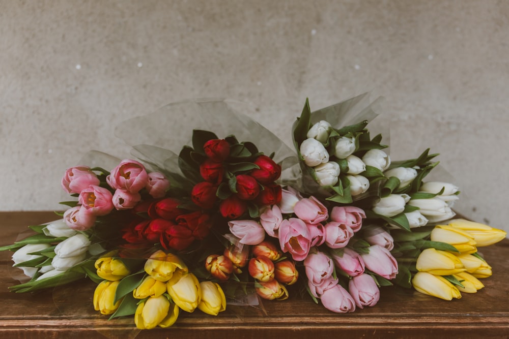 Tulpenblumen in verschiedenen Farben auf dem Tisch