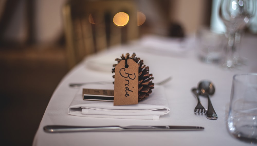 serviette près de l’épandeur de beurre sur la table