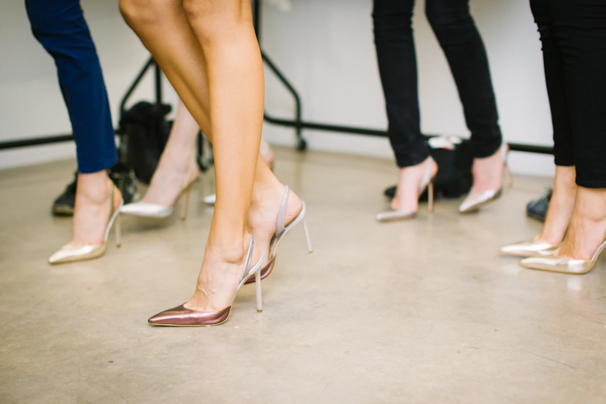 Les jambes de quatre danseuses en chaussures à talons dans un studio