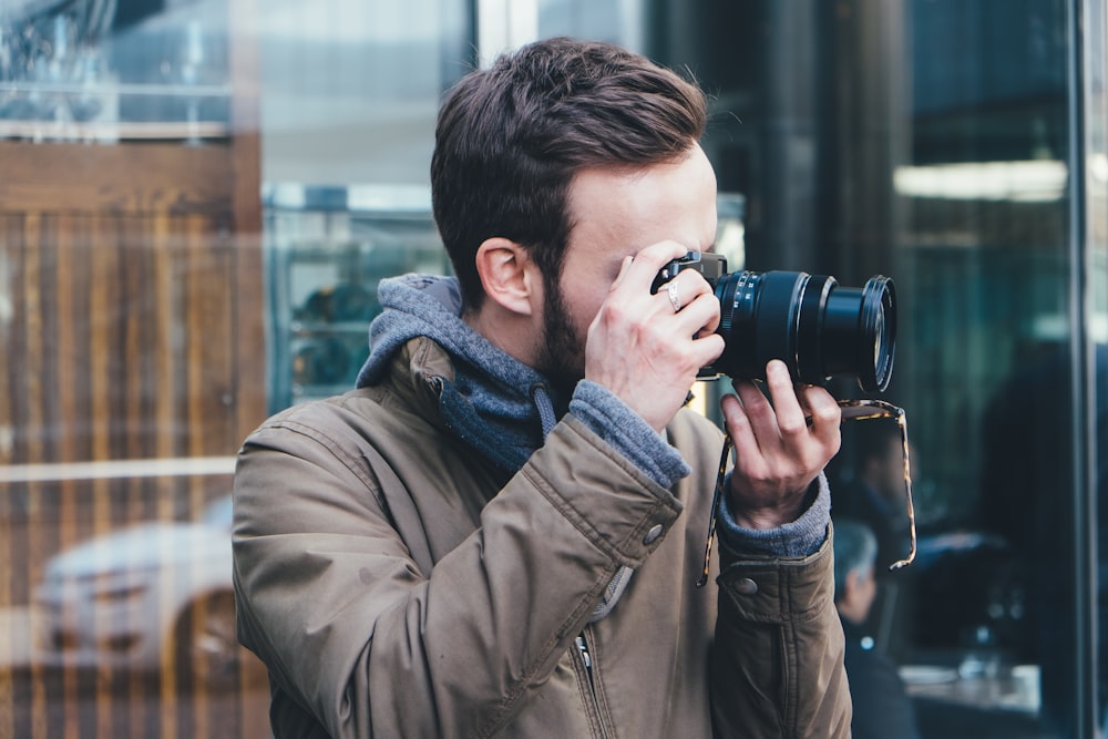 写真を撮る男